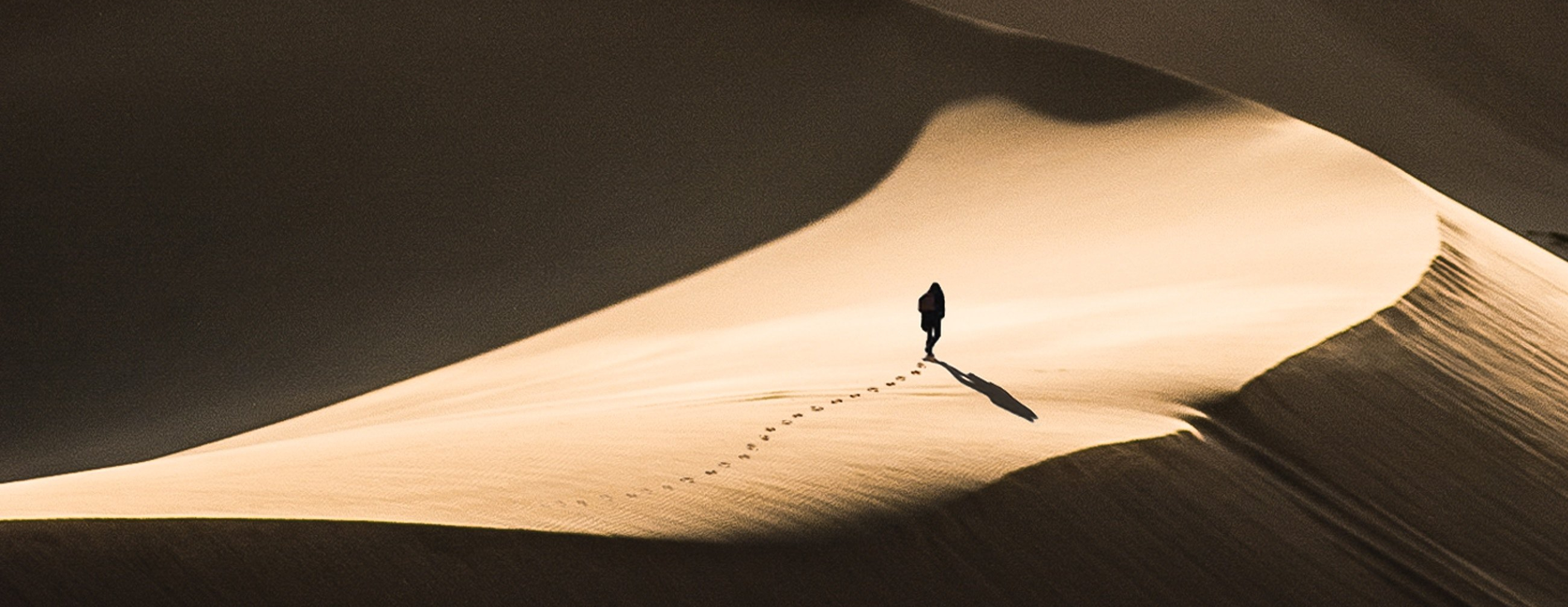 Man wlaking in the desert